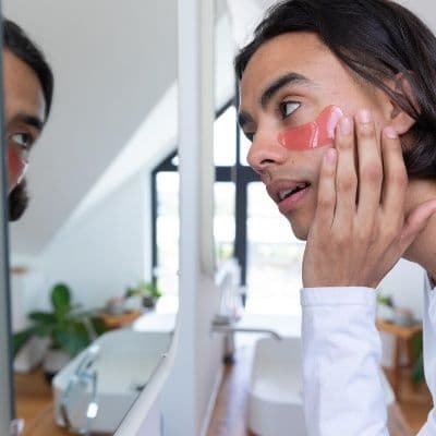 Esa pequeña gota de sangre que parece atrapada bajo tu piel y no desaparece con ninguna crema