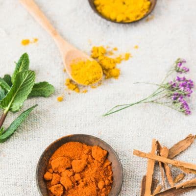 Cúrcuma y pimienta: el dúo que activa la grasa parda