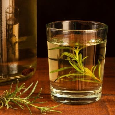 Gárgaras de tomillo: La planta mediterránea que desinfecta tu garganta y seca las flemas