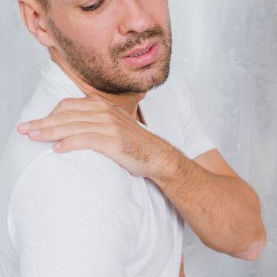 Dolor en el acromion: Por qué te duele el hombro al levantar el brazo