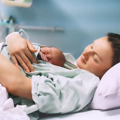 ¿Qué le pasa a tu cuerpo tras dar a luz? El cambio radical de las primeras 24 horas