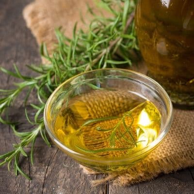 Aceite de romero para el cabello: cómo actúa y cuándo usarlo