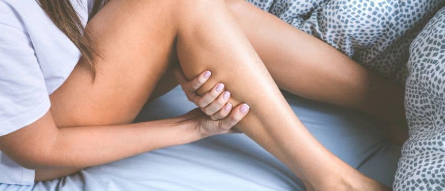 Hormigueo en piernas en reposo: causas comunes y cuándo preocuparse