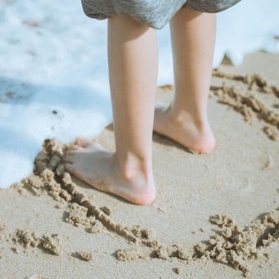 Por qué tu hijo choca las rodillas al andar: la guía del genu valgo