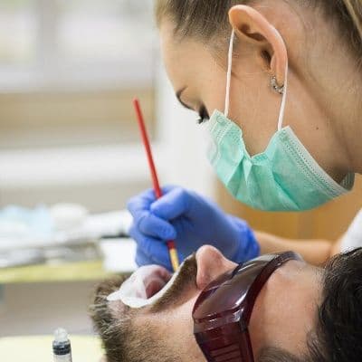 Irrigador bucal o hilo dental: la duda que casi todos tenemos alguna vez