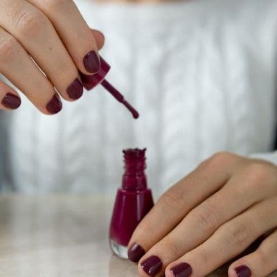Los riesgos de los esmaltes ojo de gato para las uñas sensibles