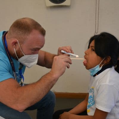 El origen de tu dolor de garganta: por qué el hueso hioides puede ser el culpable