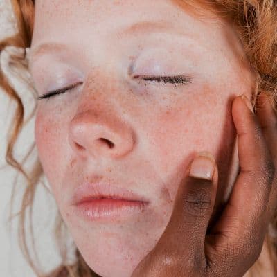 El ingrediente que calma rojeces, borra manchas y combate granos a la vez