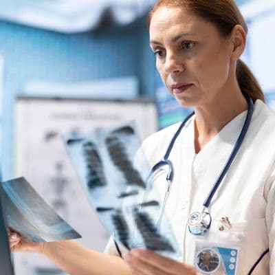 Un dolor intenso y punzante bajo las costillas: la señal de alarma de tus órganos internos