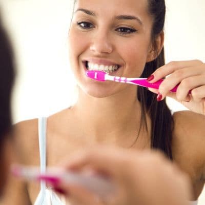 El tiempo que conviene esperar para comer tras una limpieza dental