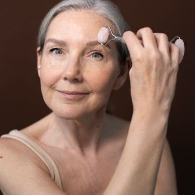 Retinaldehído: la molécula para combatir la flacidez y las arrugas del cuello y escote