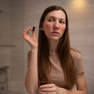 Protocolo SOS: 5 formas de calmar la piel irritada o roja sin fricción