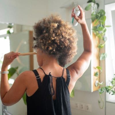 Secado con toalla de microfibra: Reducir el frizz y la rotura