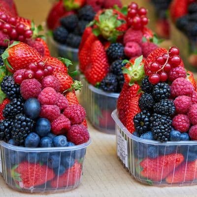 El puñado de fruta roja que actúa como un escudo natural contra las infecciones de orina