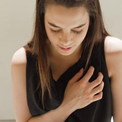 Dolor debajo del pecho derecho: causas y cuándo actuar