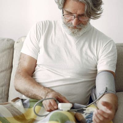 Sientes la cabeza que te late y los nervios a flor de piel: la conexión entre la ansiedad y el aumento de tu presión arterial