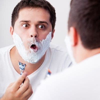Esos granitos que salen al afeitarte la barba: por qué aparecen
