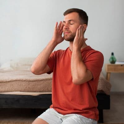 Suelta el nudo: La rutina manual que debes hacer antes de ponerte la férula para dormir mejor