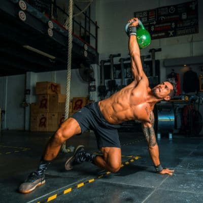 Cómo dominar el hollow rock para blindar tu columna lumbar