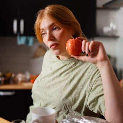 "Cortisol Face": Por qué el estrés hincha tu cara y cómo bajarlo