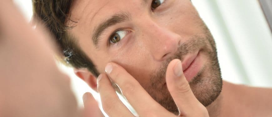 Las 5 mejores cremas antiojeras para hombre que sí funcionan