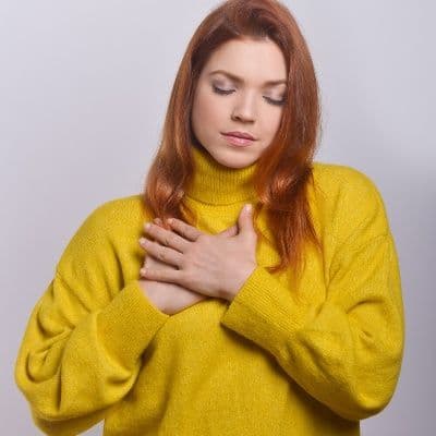 Un pinchazo seco cada vez que coges aire: la señal de que tu pecho necesita algo más que reposo