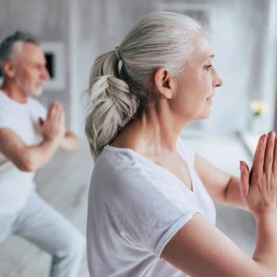 Yoga para principiantes: Las 5 posturas clave para empezar a sentirte mejor