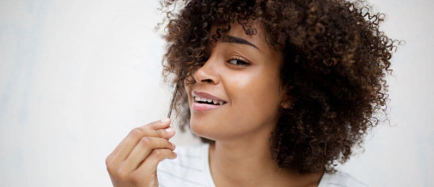 La ciencia del frizz: por qué se encrespa tu pelo y cómo evitarlo
