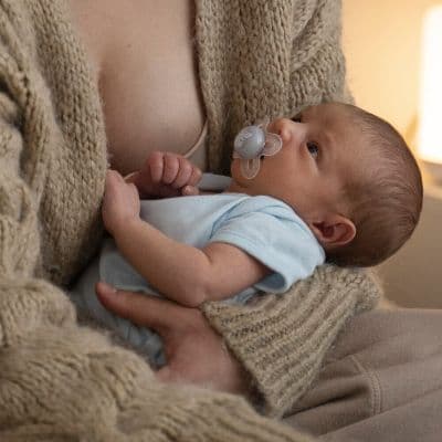 Ese punto blanco y doloroso en el pezón que te hace ver las estrellas en cada toma