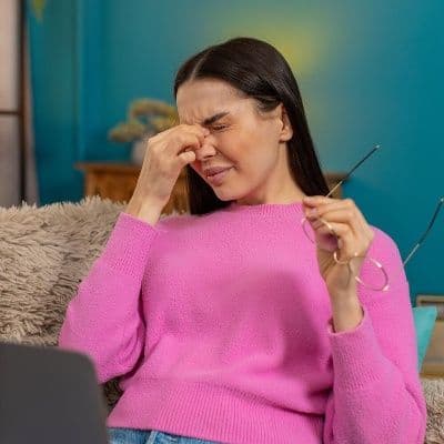 Sangre en lo blanco del ojo: por qué sale la equimosis subconjuntival y cuándo alarmarse