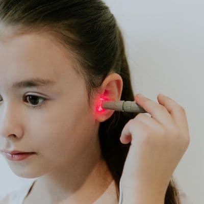 Limpiador de oídos eléctrico: qué es y si es seguro usarlo