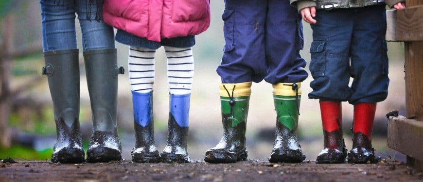 Por qué tu hijo choca las rodillas al andar: la guía del genu valgo