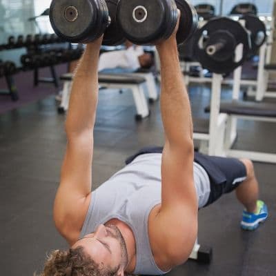 Press francés: la técnica correcta para aislar y hacer crecer tus tríceps