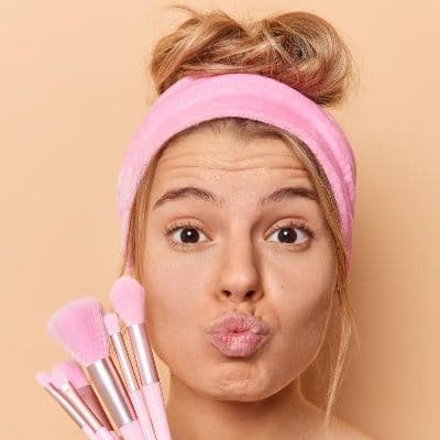 El punto exacto donde pones el colorete puede ensanchar o afinar tu rostro