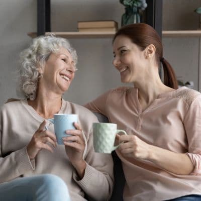 Cómo cuidar a nuestros abuelos y abuelas durante el verano: 10 claves esenciales