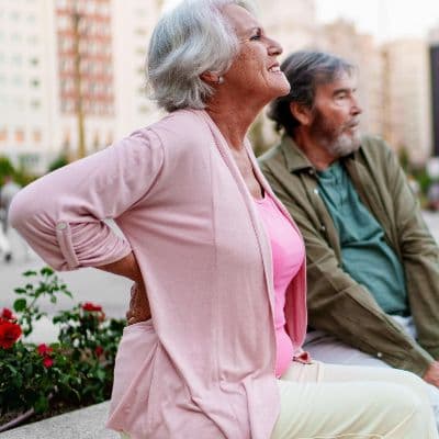 Un dolor punzante al sentarte que no es lumbalgia: la clave está en el último hueso de tu columna