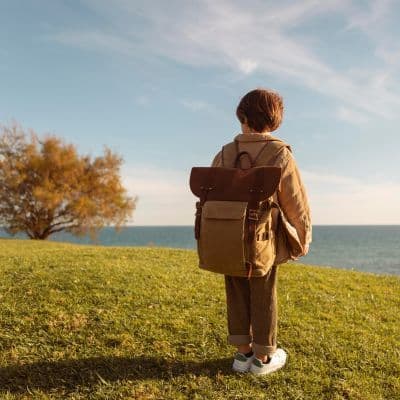¿Hijo encorvado? Cómo evitar que la postura del móvil se convierta en cifosis