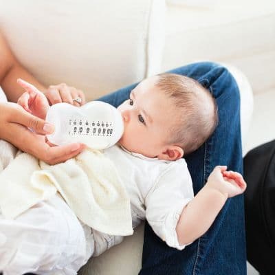 El error que casi todos cometen al preparar un biberón (y puede ser peligroso)