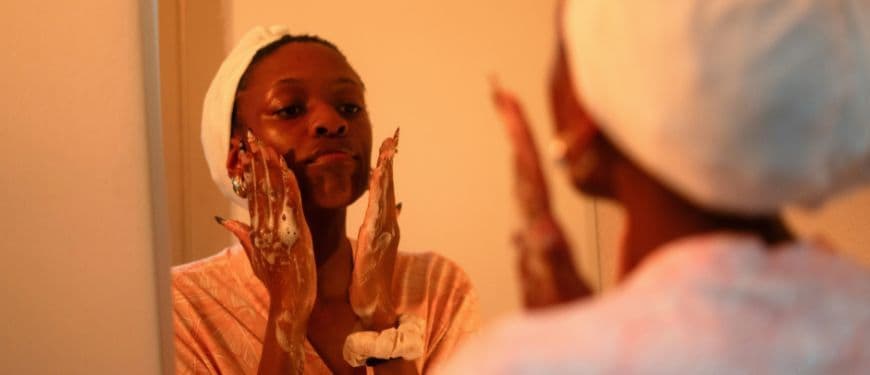 Limpieza profunda sin tirantez: por qué el jabón de bergamota transforma la piel mixta