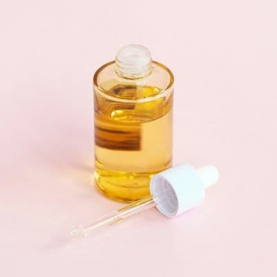 La planta asiática que repara tus tejidos por dentro: el secreto para unas piernas ligeras y sin marcas