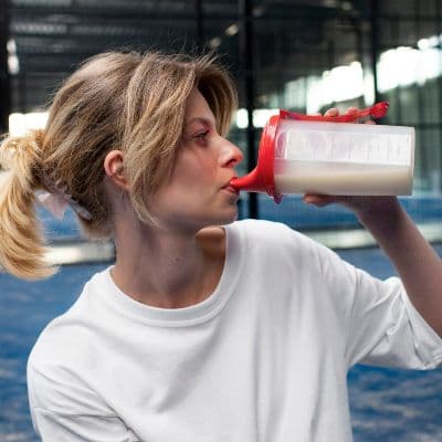 ¿Tu batido de proteínas te hincha? Puede que la culpa no sea de la proteína