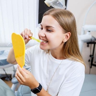 Higiene del aparato dental para corregir la mandíbula y prevenir infecciones