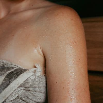 Aceite de hipérico: propiedades regeneradoras para golpes y piel dañada