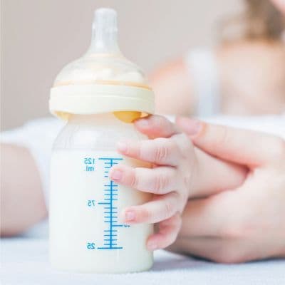 ¿Se puede calentar la leche materna en el microondas? Riesgos y recomendaciones