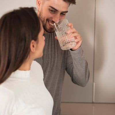 El peligro invisible del agua en exceso: cómo un desequilibrio de electrolitos pone en riesgo tu salud