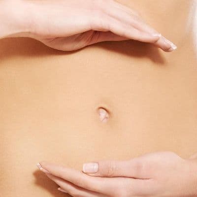 Infección en el ombligo (onfalitis) en adultos: causas y mal olor