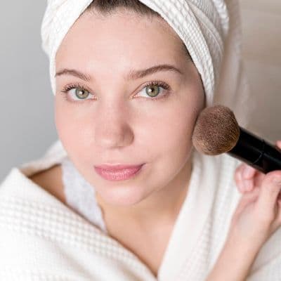 El truco para que el polvo se funda con la base y el rostro se vea natural y jugoso