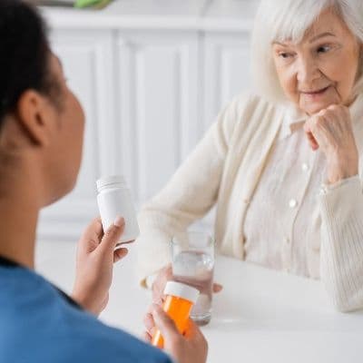 Tu madre se repite tres veces en la misma comida del domingo y tú quieres saber si hay algo más allá de las pastillas
