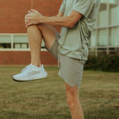 Te arde la cara interna de la rodilla al subir escaleras: el síntoma que indica un desgaste oculto