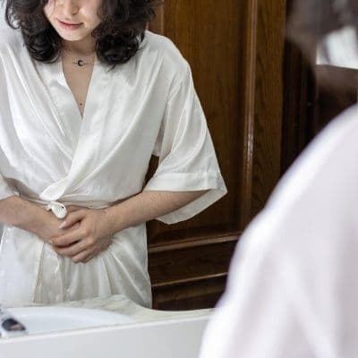 Llevas cuatro días sin poder ir al baño y notas una masa dura en el abdomen que ningún laxante consigue mover
